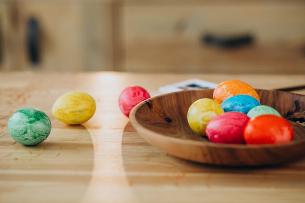 Madre con hija pintando huevos para pascua