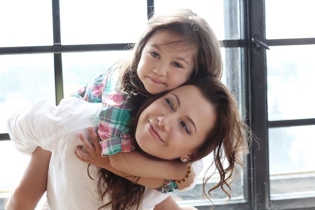 Madre con hija posando