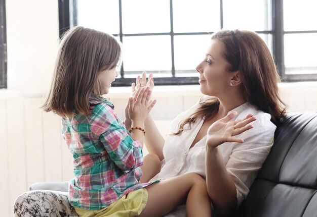 Madre con hija en el sofá