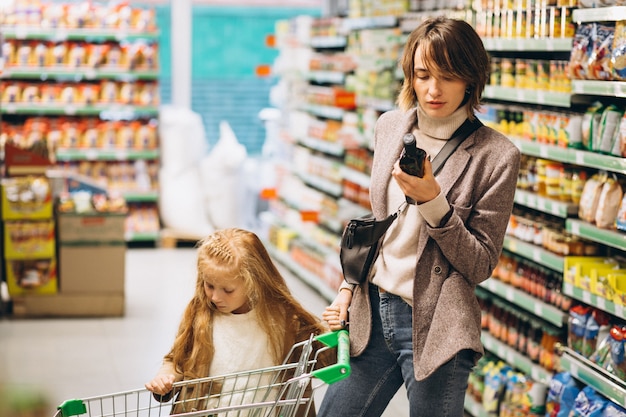 Madre con hija en una tienda de comestibles