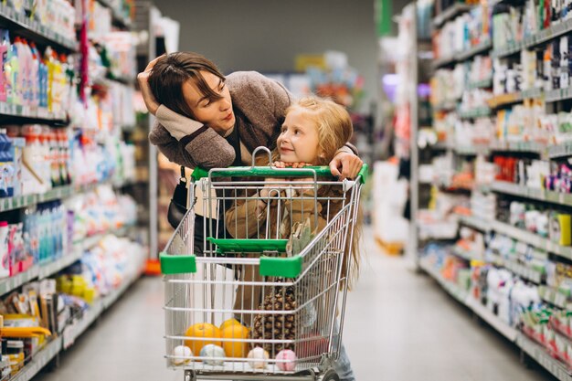 Madre con hija en una tienda de comestibles