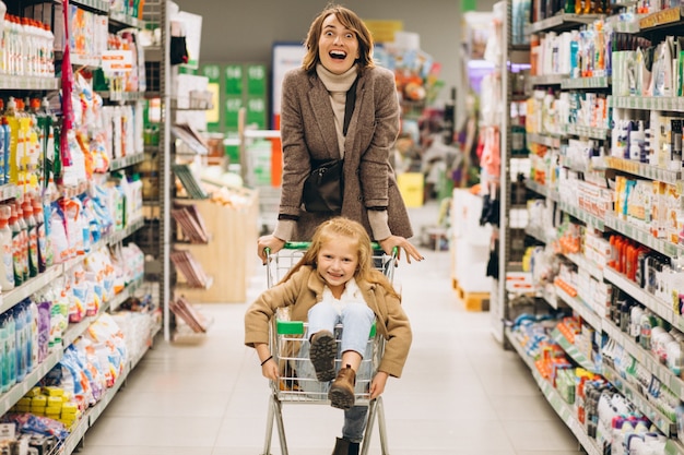 Foto gratuita madre con hija en una tienda de comestibles