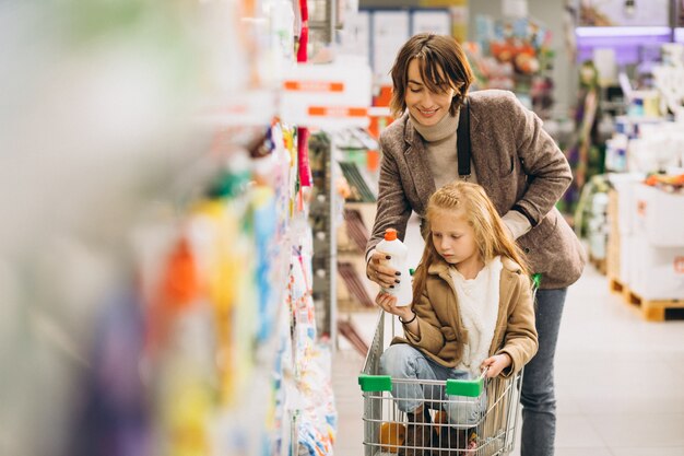 Madre con hija en una tienda de comestibles