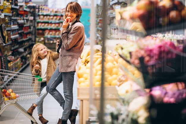 Madre con hija en una tienda de comestibles