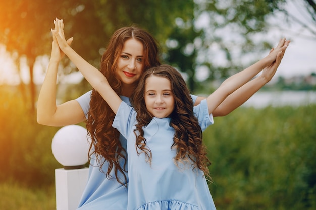 Foto gratuita madre con hija