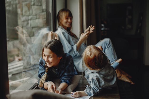 Madre con hijas en casa