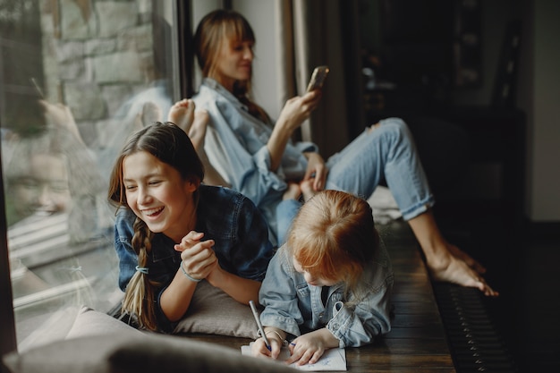 Madre con hijas en casa