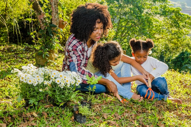 Madre con hijas en el césped