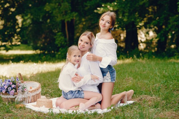 madre con hijas en un parque