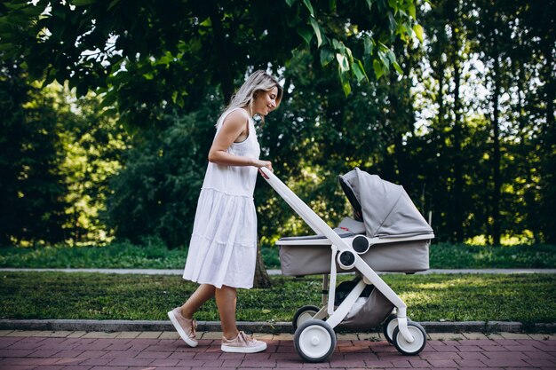 Madre con hijita caminando en el parque