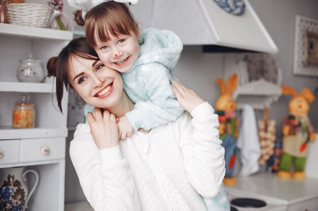 Madre con hijita en una habitación.