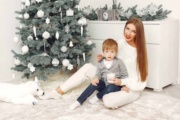 Madre con hijo en adornos navideños