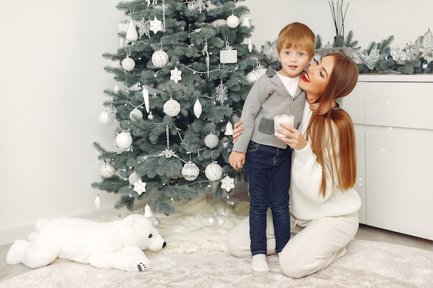 Madre con hijo en adornos navideños