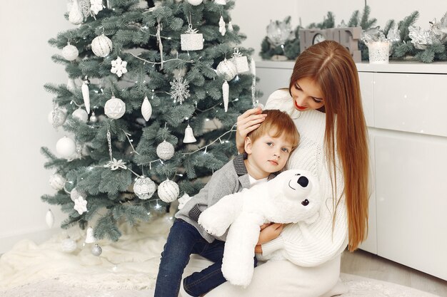 Madre con hijo en adornos navideños