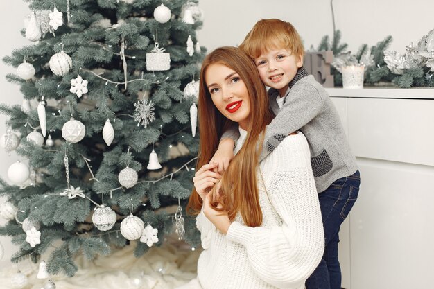 Madre con hijo en adornos navideños