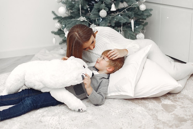 Madre con hijo en adornos navideños