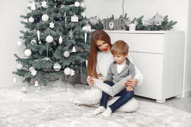 Madre con hijo en adornos navideños