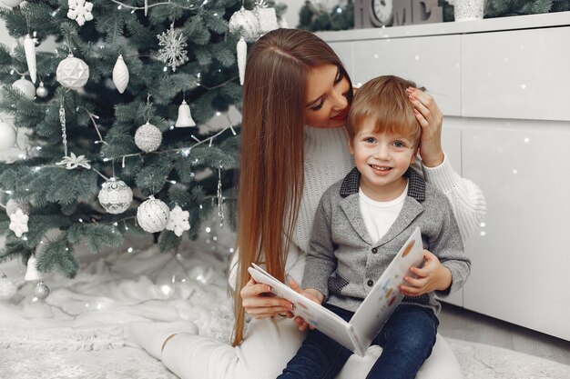 Madre con hijo en adornos navideños