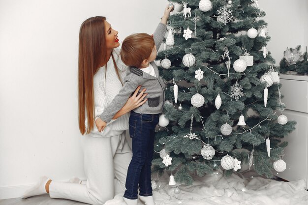 Madre con hijo en adornos navideños