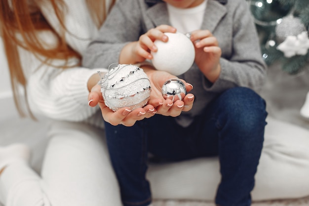 Madre con hijo en adornos navideños