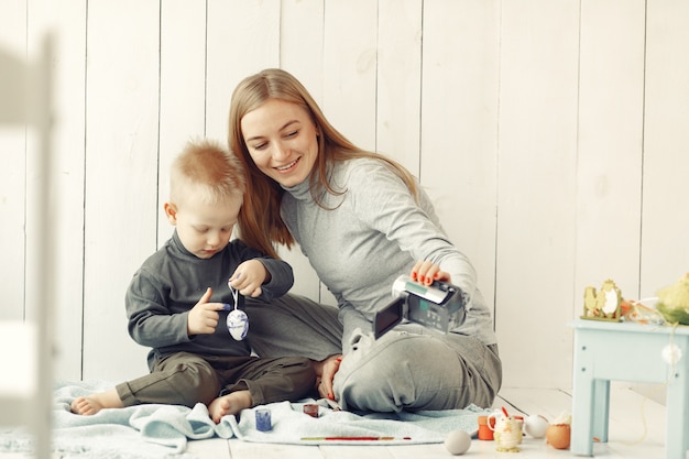 Foto gratuita madre con hijo en casa prepararse para pascua