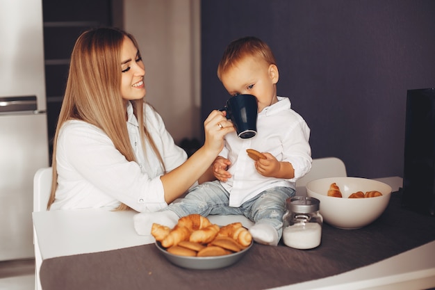 Madre con hijo en casa