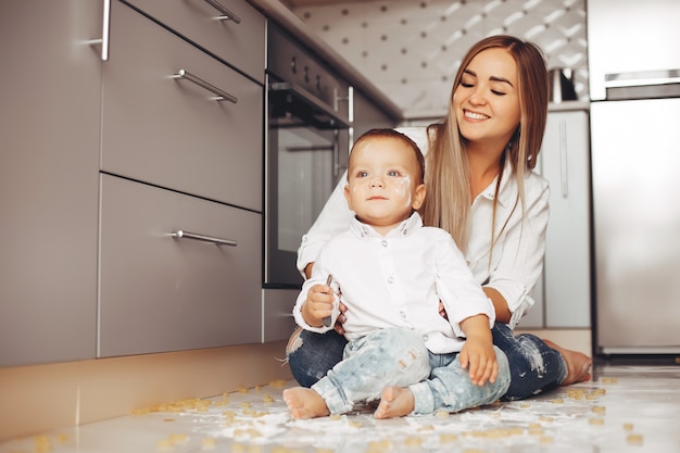 Madre con hijo en casa