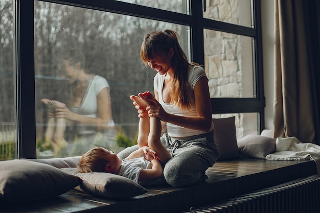 Madre con hijo en casa