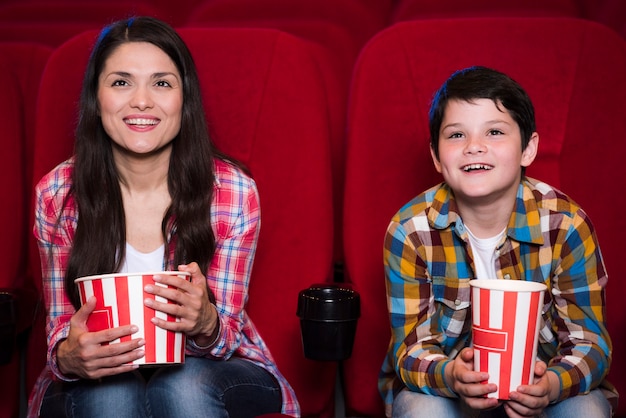 Foto gratuita madre con hijo en el cine