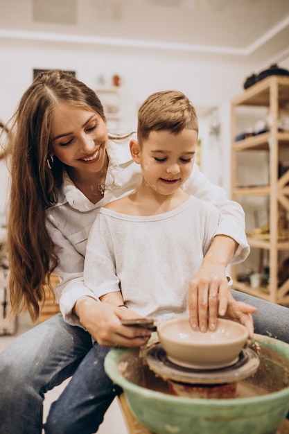 Foto gratuita madre con hijo en una clase de alfarería