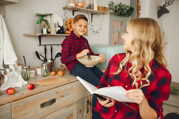 Madre con el hijo en una cocina