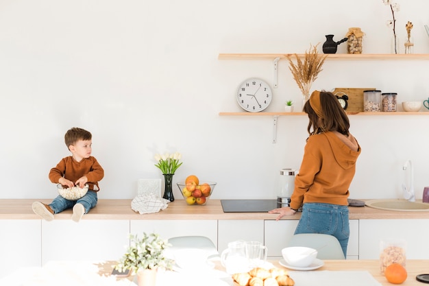 Foto gratuita madre con hijo comiendo palomitas de maíz