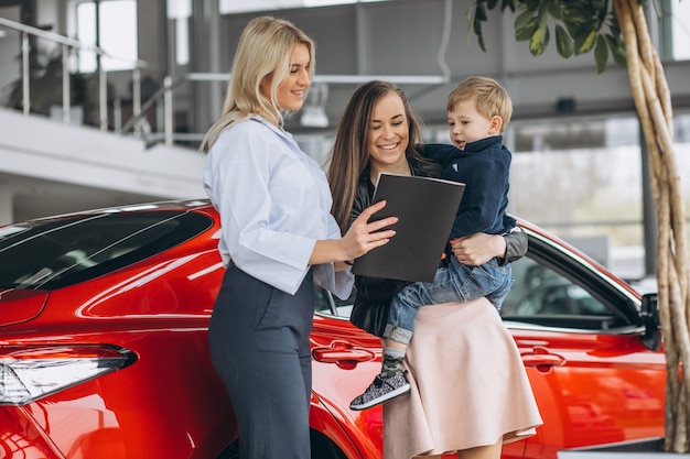 Madre con hijo comprando un carro