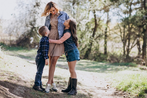 Madre con hijo e hija juntos en el parque