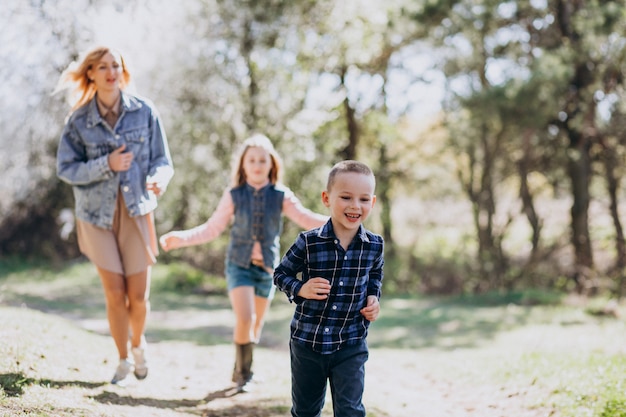 Madre con hijo e hija juntos en el parque