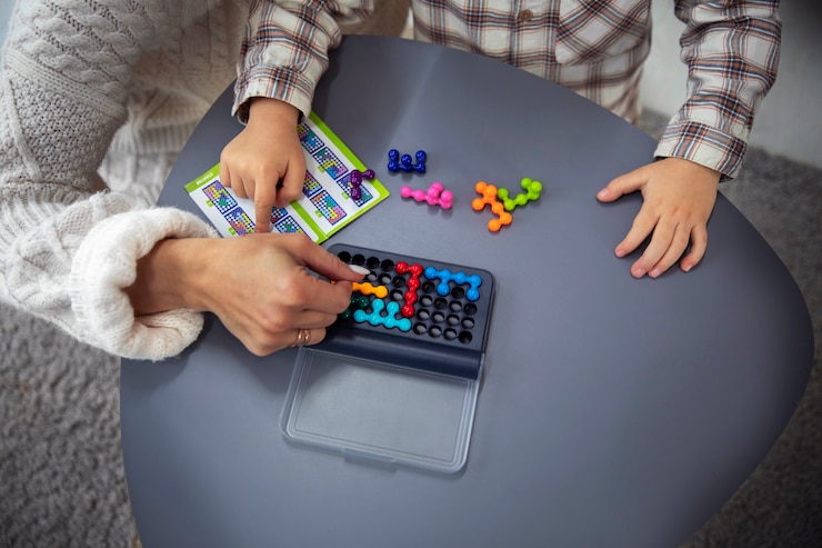 Foto gratuito madre y hijo jugando en ángulo alto