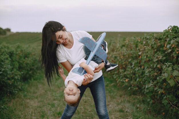 Madre con hijo jugando con avión de juguete