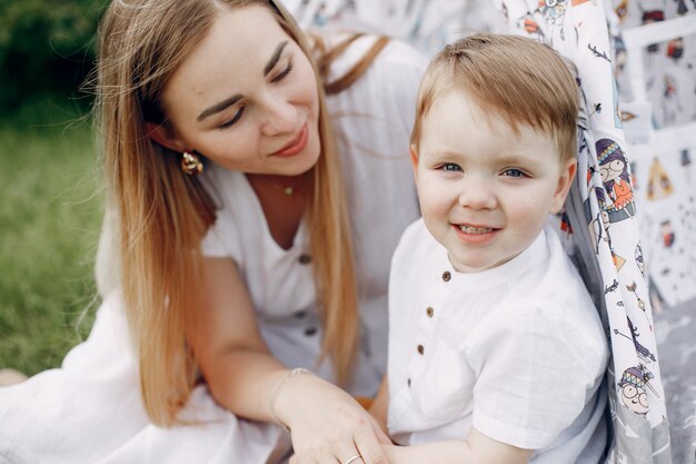 Madre con hijo jugando en un campo de verano