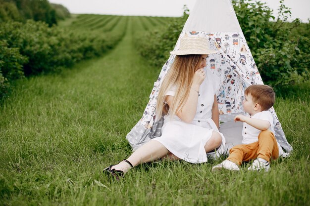 Madre con hijo jugando en un campo de verano