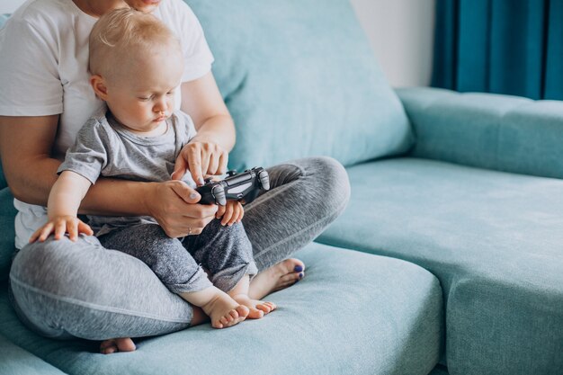 Madre con hijo jugando juegos de video juntos