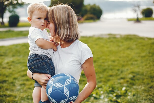 Madre con hijo jugando en un parque de verano