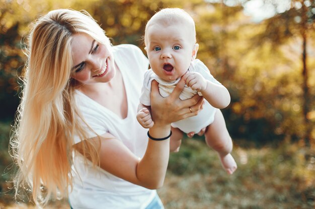 Madre con hijo jugando en un parque de verano