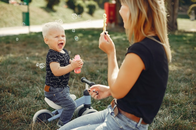 Foto gratuita madre con hijo jugando en un parque de verano