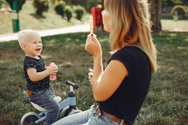 Madre con hijo jugando en un parque de verano