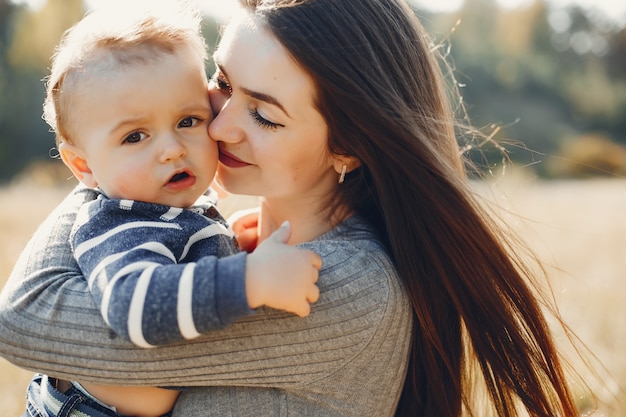 Madre con hijo jugando en un parque de verano