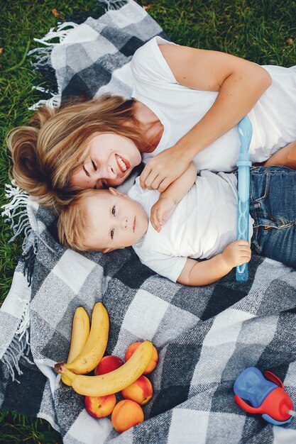 Madre con hijo jugando en un parque de verano