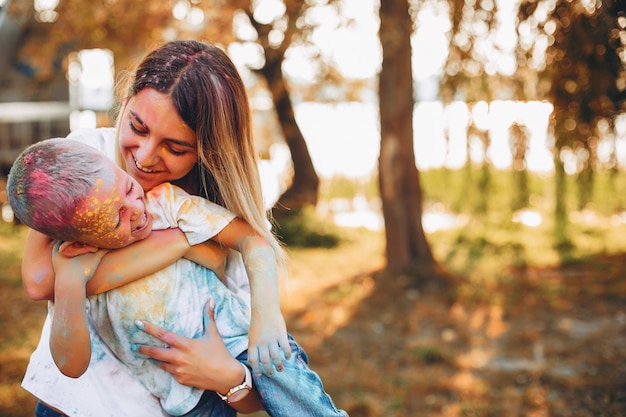 Madre con hijo jugando en un parque de verano