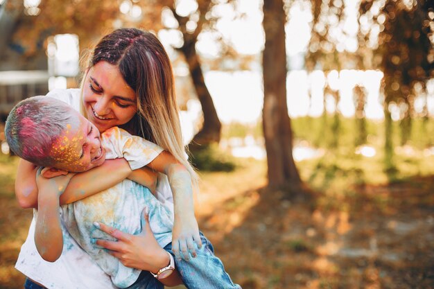 Madre con hijo jugando en un parque de verano