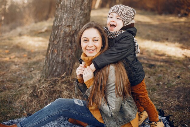 Madre con hijo jugando en un parque de verano