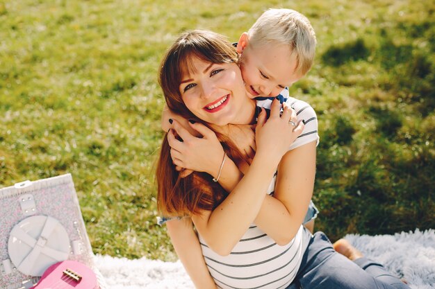 Madre con hijo jugando en un parque de verano